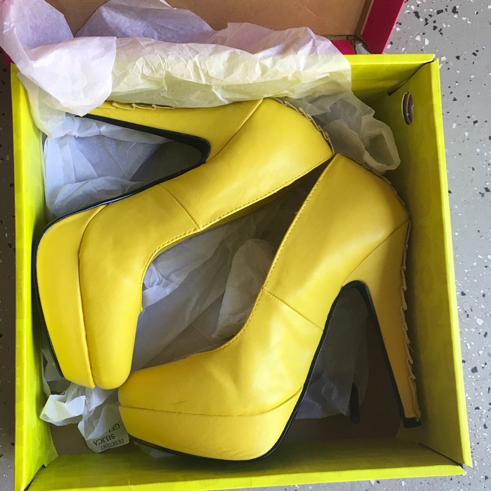 👠 Yellow heels 👠
